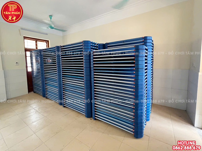 Giường lưới cho bé mầm non chân vuông NT2-001