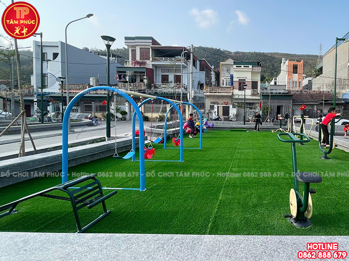 Xích đu ngoài trời cho bé 4 ghế khung chữ U TP4-017