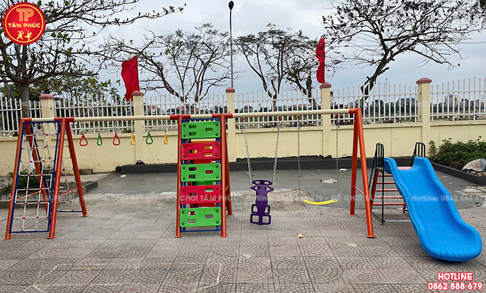 Xích đu kèm cầu trượt, thang leo đa năng ngoài trời TP4-036