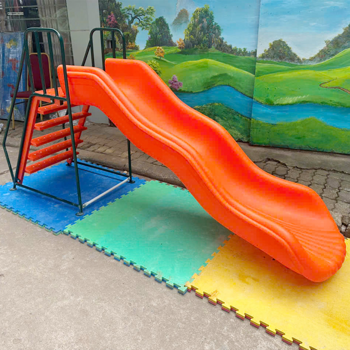 TP5-002-cau-truot-ngoai-troi-mang-don-nhua-nhap-khau-cho-be-mam-non-2