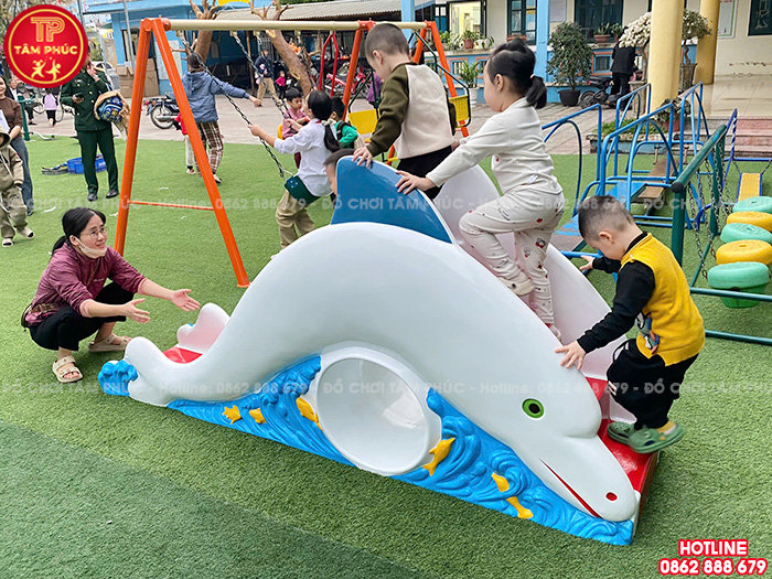 Cầu trượt ngoài trời con cá heo nhựa composite TP5-009