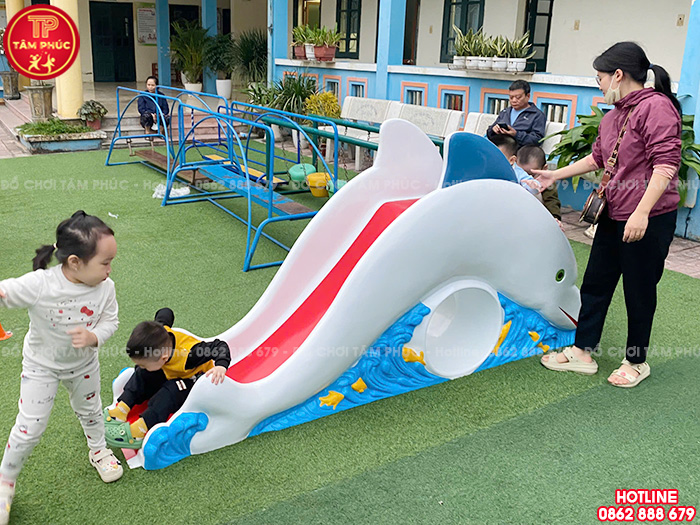 Cầu trượt ngoài trời con cá heo nhựa composite TP5-009