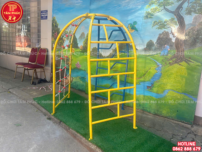 Thang leo cho bé 3 cạnh cong ngoài trời TP7-006