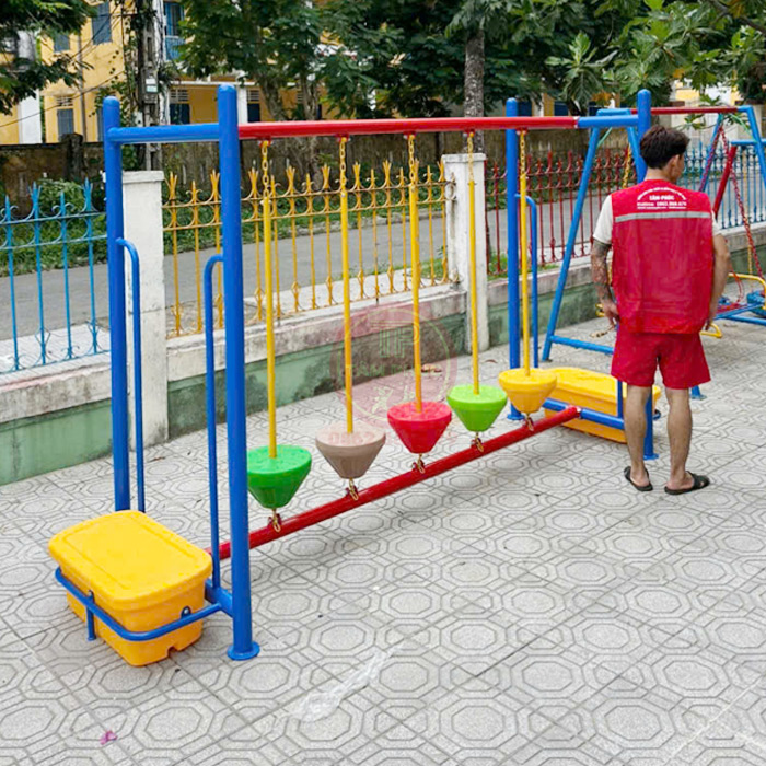 TP7-017-cau-thang-bang-dao-dong-qua-lo-cho-be-mam-non-1 Cầu thăng bằng dao động quả lô cho bé mầm non TP7-017