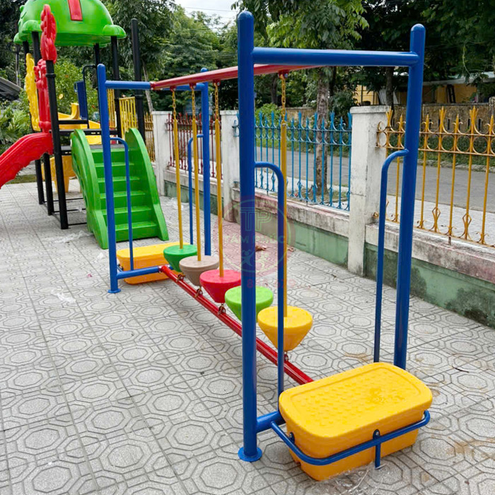 TP7-017-cau-thang-bang-dao-dong-qua-lo-cho-be-mam-non-2 Cầu thăng bằng dao động quả lô cho bé mầm non TP7-017