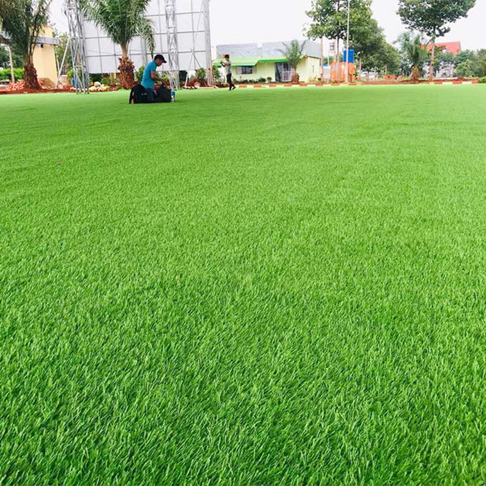 co-nhan-tao-cho-san-choi-tre-em-2 Thảm cỏ nhân tạo 3cm, 2cm chất lượng cao lắp đặt cho sân chơi trẻ em NK8-001