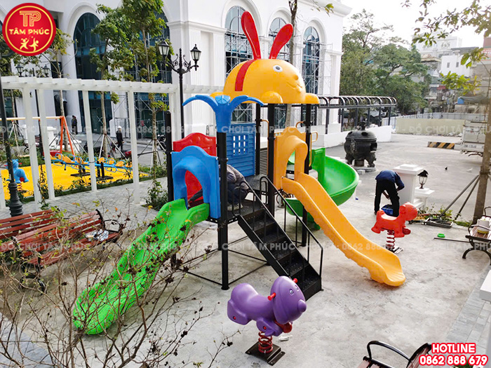 Cầu trượt liên hoàn ngoài trời mái Thỏ 3 máng trượt TP1-135