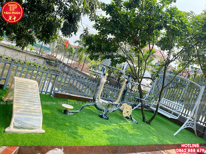 Lắp đặt đồ chơi ngoài trời và thiết bị thể dục tại sân vườn gia đình anh Trọng tại Hà Nam