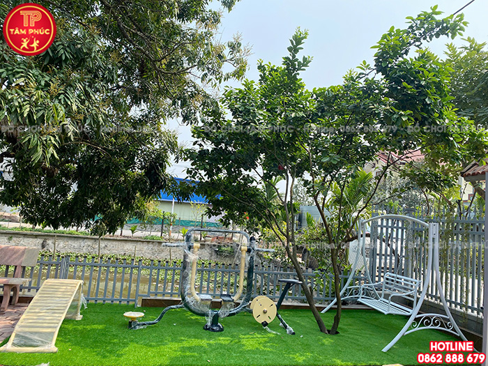 Lắp đặt đồ chơi ngoài trời và thiết bị thể dục tại sân vườn gia đình anh Trọng tại Hà Nam