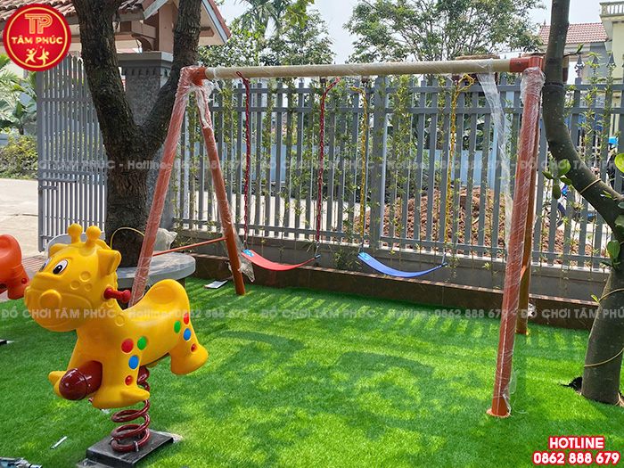 Lắp đặt đồ chơi ngoài trời và thiết bị thể dục tại sân vườn gia đình anh Trọng tại Hà Nam