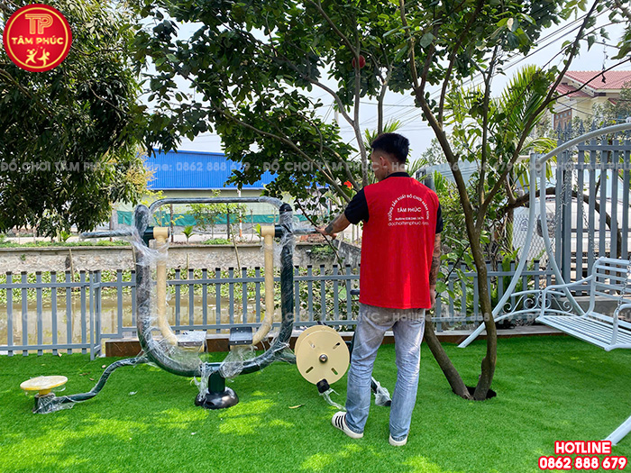 Lắp đặt đồ chơi ngoài trời và thiết bị thể dục tại sân vườn gia đình anh Trọng tại Hà Nam