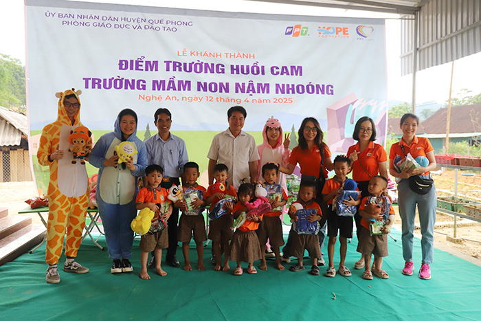 Bàn giao đồ chơi ngoài trời, bàn ghế, tủ kệ cho trường mầm non tại Nghệ An