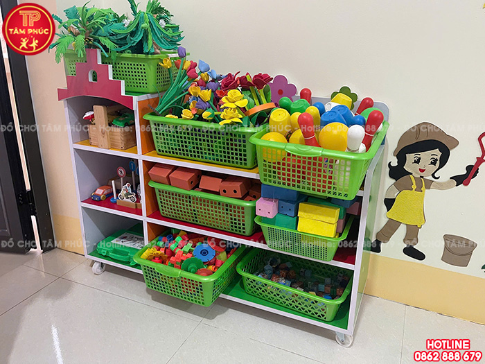 Bàn giao đồ chơi ngoài trời, bàn ghế, tủ kệ cho trường mầm non tại Nghệ An
