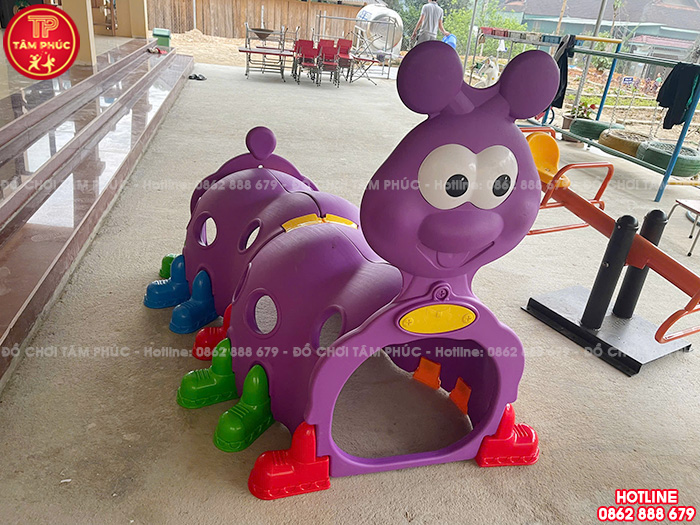 Bàn giao đồ chơi ngoài trời, bàn ghế, tủ kệ cho trường mầm non tại Nghệ An