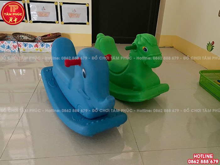 Bàn giao đồ chơi ngoài trời, bàn ghế, tủ kệ cho trường mầm non tại Nghệ An