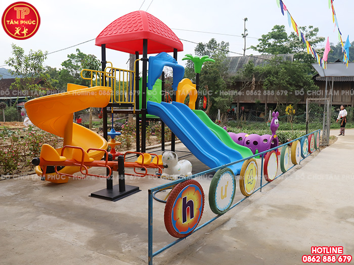 Bàn giao đồ chơi ngoài trời, bàn ghế, tủ kệ cho trường mầm non tại Nghệ An