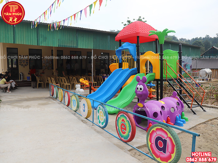 Bàn giao đồ chơi ngoài trời, bàn ghế, tủ kệ cho trường mầm non tại Nghệ An