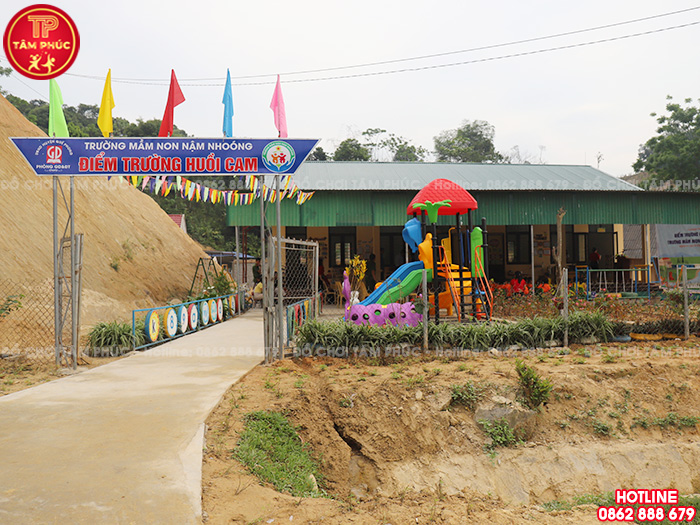 Bàn giao đồ chơi ngoài trời, bàn ghế, tủ kệ cho trường mầm non tại Nghệ An