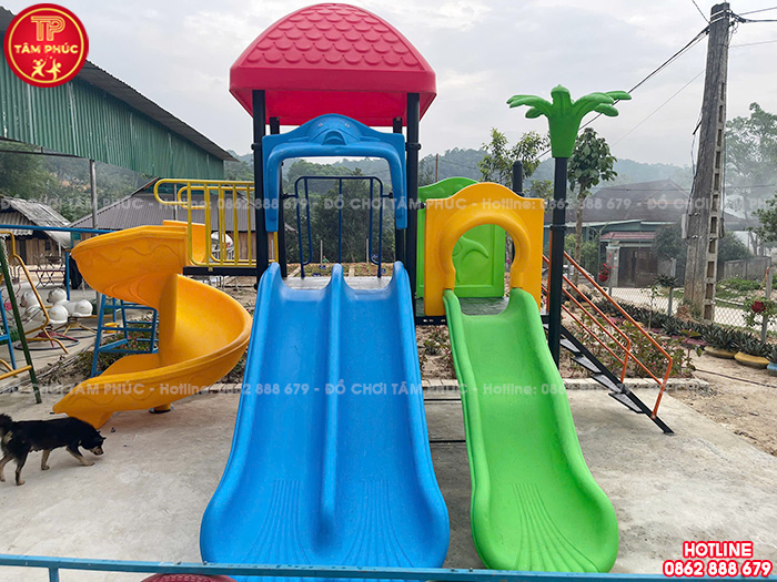 Bàn giao đồ chơi ngoài trời, bàn ghế, tủ kệ cho trường mầm non tại Nghệ An