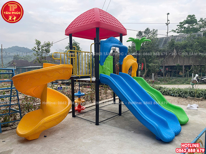 Bàn giao đồ chơi ngoài trời, bàn ghế, tủ kệ cho trường mầm non tại Nghệ An