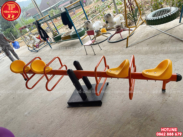 Bàn giao đồ chơi ngoài trời, bàn ghế, tủ kệ cho trường mầm non tại Nghệ An