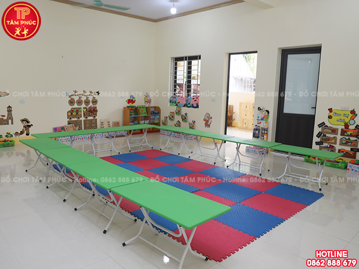 Bàn giao đồ chơi ngoài trời, bàn ghế, tủ kệ cho trường mầm non tại Nghệ An