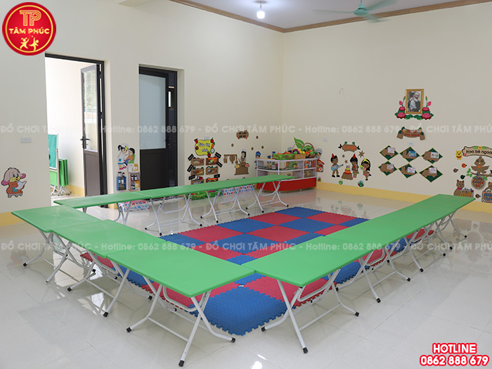 Bàn giao đồ chơi ngoài trời, bàn ghế, tủ kệ cho trường mầm non tại Nghệ An