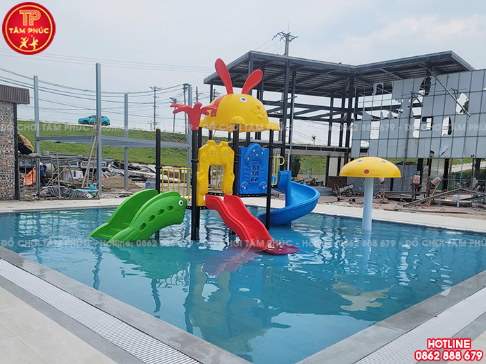 Lắp đặt cầu trượt liên hoàn ngoài trời cho bể bơi tại Hưng Yên