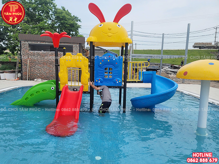 Lắp đặt cầu trượt liên hoàn ngoài trời cho bể bơi tại Hưng Yên