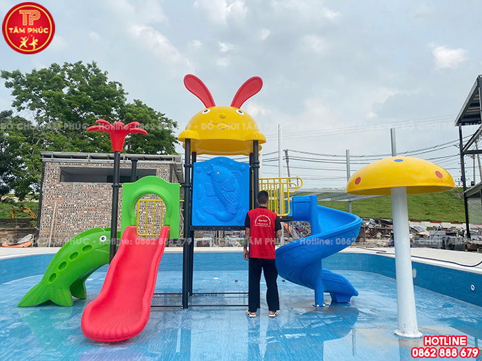 Lắp đặt cầu trượt liên hoàn ngoài trời cho bể bơi tại Hưng Yên
