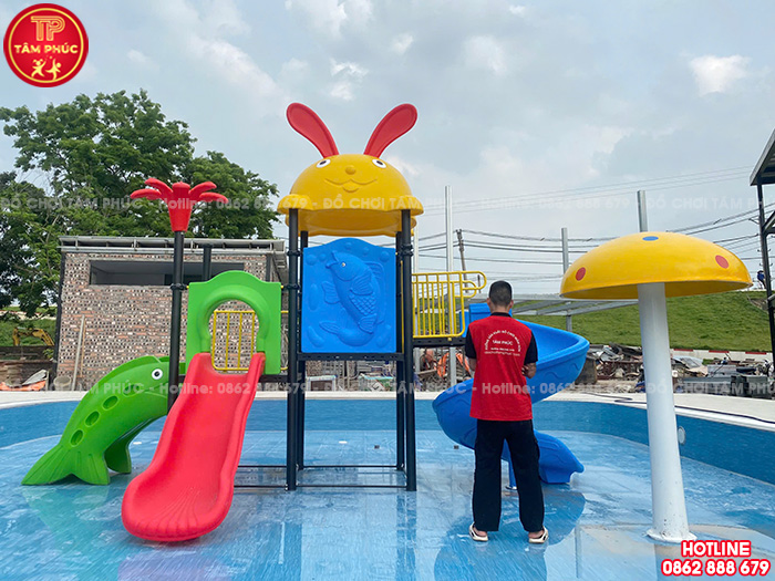 Lắp đặt cầu trượt liên hoàn ngoài trời cho bể bơi tại Hưng Yên