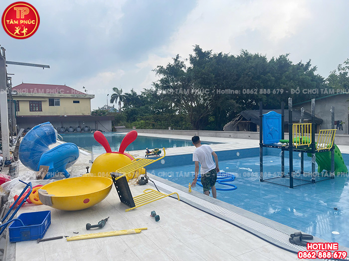 Lắp đặt cầu trượt liên hoàn ngoài trời cho bể bơi tại Hưng Yên