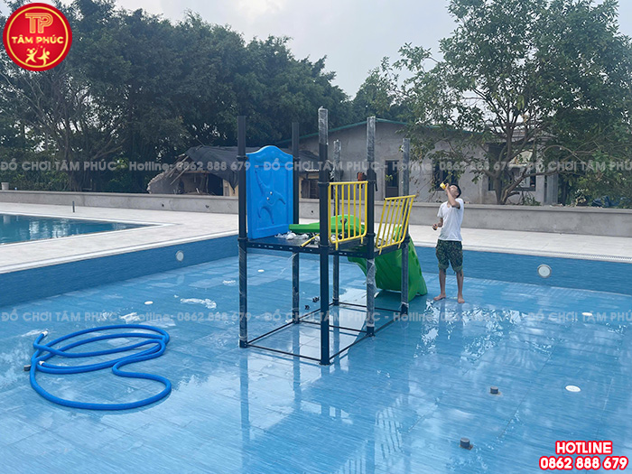 Lắp đặt cầu trượt liên hoàn ngoài trời cho bể bơi tại Hưng Yên