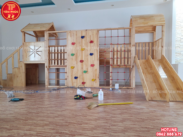 Cầu trượt gỗ ống chui trong nhà kèm vách leo núi cho bé TPG2-014