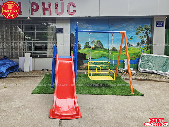 Bộ cầu trượt xích đu ngoài trời cho bé mầm non giá rẻ TP4-042