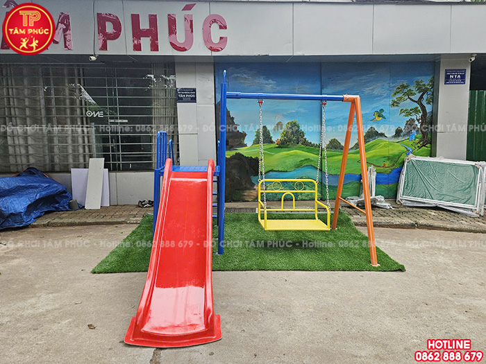 Bộ cầu trượt xích đu ngoài trời cho bé mầm non giá rẻ TP4-042