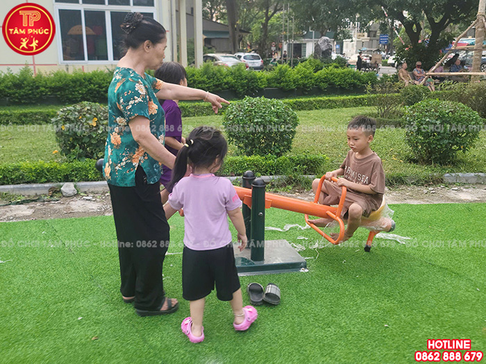 Thi công lắp đặt sân chơi trẻ em ngoài trời cho khu chung cư tại Hà Nội
