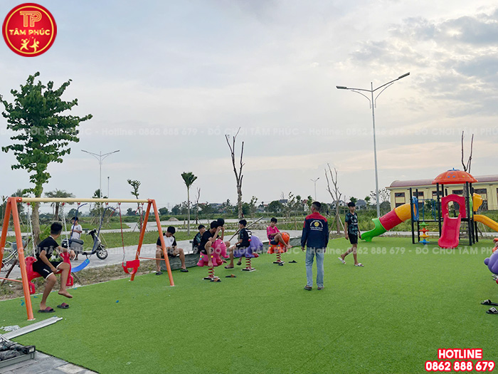 Thi công lắp đặt sân chơi trẻ em ngoài trời cho sân cộng đồng tại Hưng Yên