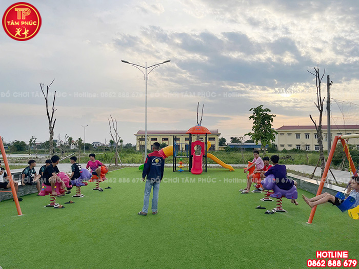 Thi công lắp đặt sân chơi trẻ em ngoài trời cho sân cộng đồng tại Hưng Yên