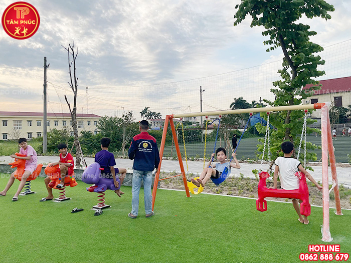 Thi công lắp đặt sân chơi trẻ em ngoài trời cho sân cộng đồng tại Hưng Yên