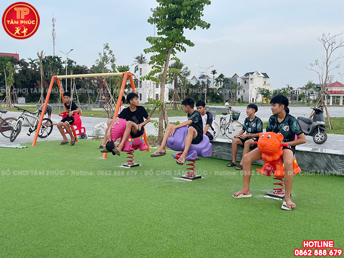 Thi công lắp đặt sân chơi trẻ em ngoài trời cho sân cộng đồng tại Hưng Yên