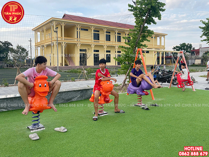 Thi công lắp đặt sân chơi trẻ em ngoài trời cho sân cộng đồng tại Hưng Yên
