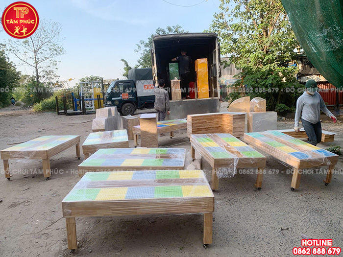 Bàn Lego cho bé mầm non bằng gỗ tự nhiên NT1-018