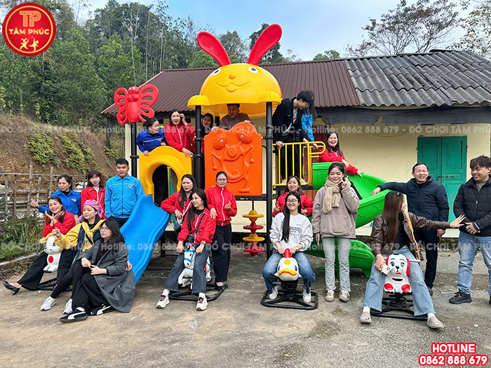 Tâm Phúc cùng đơn vị từ thiện lắp đặt đồ chơi trẻ em cho điểm trường mầm non tại Lạng Sơn