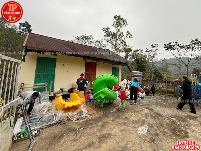 Tâm Phúc cùng đơn vị từ thiện lắp đặt đồ chơi trẻ em cho điểm trường mầm non tại Lạng Sơn