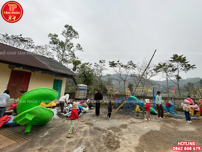 Tâm Phúc cùng đơn vị từ thiện lắp đặt đồ chơi trẻ em cho điểm trường mầm non tại Lạng Sơn