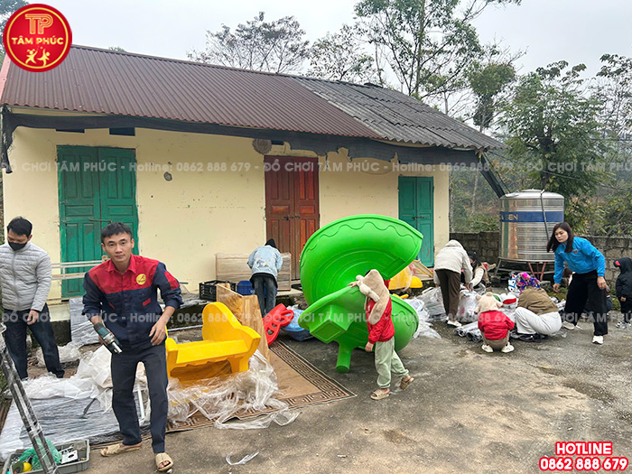 Tâm Phúc cùng đơn vị từ thiện lắp đặt đồ chơi trẻ em cho điểm trường mầm non tại Lạng Sơn