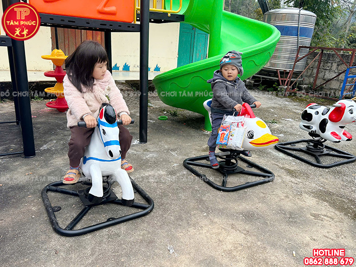 Tâm Phúc cùng đơn vị từ thiện lắp đặt đồ chơi trẻ em cho điểm trường mầm non tại Lạng Sơn