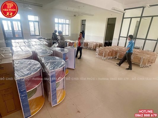Bàn giao số lượng lớn tủ kệ, bàn ghế cho trường mầm non tại Hưng Yên