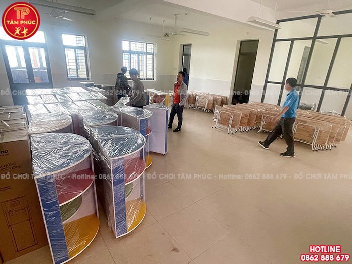 Bàn giao số lượng lớn tủ kệ, bàn ghế cho trường mầm non tại Hưng Yên